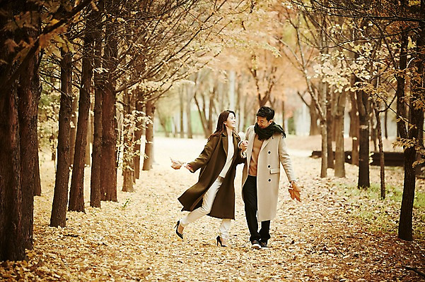 포토 JPG 주간 전신 여자 남자 낙엽 신혼부부 웃음 20대 성인 야외 두명 앞모습 30대 걷기 손잡기 다정 한국인 가을 성인만 국내포토 자연요소 부부 계절 뷰포인트 컨셉 잎 모션 표정 사람 동양인 청년 장년 신혼 파일형식