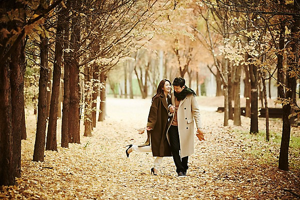 포토 JPG 주간 전신 나무 여자 남자 낙엽 신혼부부 웃음 20대 성인 야외 두명 앞모습 30대 걷기 다정 산책 한국인 가을 성인만 국내포토 자연요소 식물 부부 계절 뷰포인트 컨셉 잎 모션 휴식 표정 사람 동양인 청년 장년 신혼 파일형식
