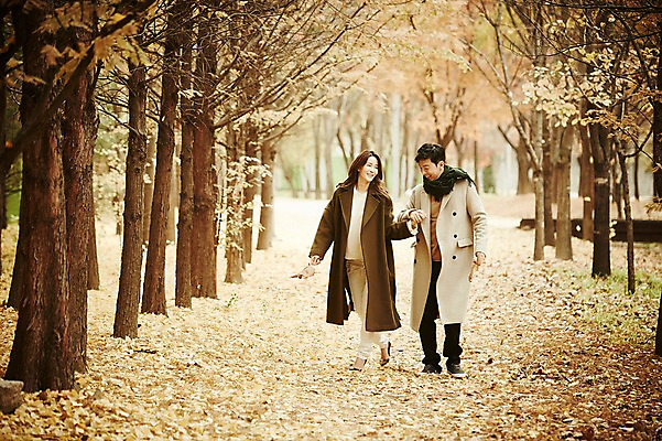 포토 JPG 주간 전신 나무 여자 남자 낙엽 신혼부부 웃음 20대 성인 야외 두명 앞모습 30대 걷기 손잡기 다정 산책 한국인 가을 성인만 국내포토 자연요소 식물 부부 계절 뷰포인트 컨셉 잎 모션 휴식 표정 사람 동양인 청년 장년 신혼 파일형식