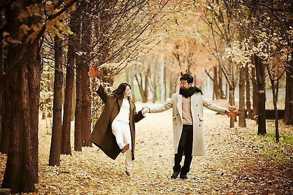 포토 JPG 주간 전신 여자 남자 낙엽 신혼부부 웃음 20대 성인 야외 두명 앞모습 30대 걷기 손잡기 다정 산책 한국인 가을 성인만 국내포토 자연요소 부부 계절 뷰포인트 컨셉 잎 모션 휴식 표정 사람 동양인 청년 장년 신혼 파일형식