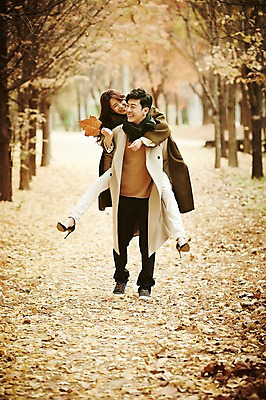 포토 JPG 주간 전신 나무 여자 남자 낙엽 신혼부부 웃음 20대 성인 야외 두명 앞모습 30대 걷기 다정 산책 한국인 가을 업기 성인만 국내포토 자연요소 식물 부부 계절 뷰포인트 컨셉 잎 모션 휴식 표정 사람 동양인 청년 장년 신혼 파일형식