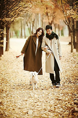 포토 JPG 주간 전신 여자 남자 낙엽 신혼부부 웃음 20대 성인 야외 두명 앞모습 30대 걷기 다정 산책 한국인 가을 강아지 반려 성인만 국내포토 자연요소 부부 계절 뷰포인트 컨셉 잎 모션 휴식 표정 사람 동양인 청년 장년 반려동물 개 신혼 파일형식