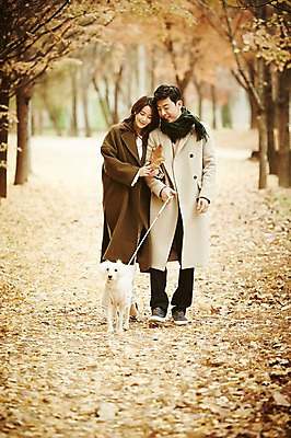 포토 JPG 주간 전신 여자 남자 낙엽 신혼부부 웃음 20대 성인 야외 두명 앞모습 30대 걷기 팔짱 다정 산책 한국인 가을 강아지 반려 성인만 국내포토 자연요소 부부 계절 뷰포인트 컨셉 잎 모션 휴식 표정 사람 동양인 청년 장년 반려동물 개 신혼 파일형식