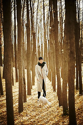 포토 JPG 주간 전신 나무 남자 한명 웃음 성인 야외 앞모습 30대 걷기 산책 한국인 가을 강아지 숲 반려 성인남자한명만 국내포토 자연요소 식물 1 계절 뷰포인트 모션 휴식 표정 사람 동양인 장년 반려동물 개 남자한명만 성인남자만 파일형식