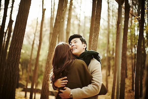 포토 JPG 주간 나무 여자 남자 신혼부부 안기 웃음 상반신 20대 성인 야외 두명 앞모습 뒷모습 30대 다정 한국인 가을 숲 성인만 국내포토 자연요소 식물 부부 계절 뷰포인트 컨셉 모션 표정 사람 동양인 청년 장년 신혼 파일형식