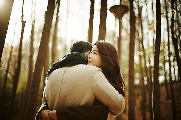 포토 JPG 주간 나무 여자 남자 신혼부부 안기 웃음 상반신 20대 성인 야외 두명 옆모습 뒷모습 30대 다정 한국인 가을 숲 성인만 국내포토 자연요소 식물 부부 계절 뷰포인트 컨셉 모션 표정 사람 동양인 청년 장년 신혼 파일형식