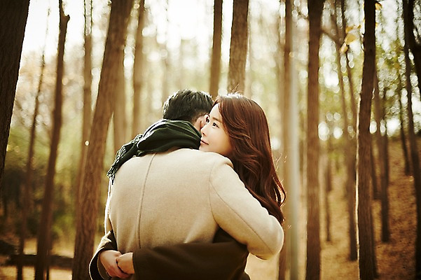 포토 JPG 주간 나무 여자 남자 신혼부부 안기 서기 웃음 상반신 20대 성인 야외 두명 옆모습 뒷모습 30대 다정 한국인 가을 숲 성인만 국내포토 자연요소 식물 부부 계절 뷰포인트 컨셉 모션 표정 사람 동양인 청년 장년 신혼 파일형식