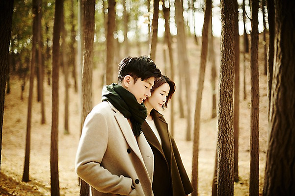 포토 JPG 주간 나무 여자 남자 신혼부부 웃음 상반신 20대 성인 야외 두명 옆모습 30대 걷기 다정 산책 한국인 가을 숲 성인만 국내포토 자연요소 식물 부부 계절 뷰포인트 컨셉 모션 휴식 표정 사람 동양인 청년 장년 신혼 파일형식