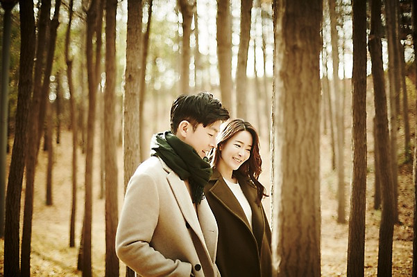 포토 JPG 주간 나무 여자 남자 신혼부부 웃음 상반신 20대 성인 야외 두명 옆모습 30대 걷기 다정 산책 한국인 가을 숲 성인만 국내포토 자연요소 식물 부부 계절 뷰포인트 컨셉 모션 휴식 표정 사람 동양인 청년 장년 신혼 파일형식