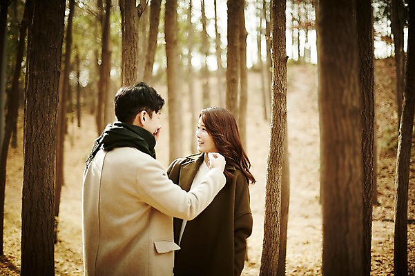 포토 JPG 주간 나무 여자 남자 신혼부부 서기 웃음 상반신 20대 성인 야외 두명 앞모습 뒷모습 30대 마주보기 다정 한국인 가을 숲 성인만 국내포토 자연요소 식물 부부 계절 뷰포인트 컨셉 모션 표정 사람 동양인 청년 장년 신혼 파일형식