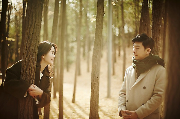 포토 JPG 주간 나무 여자 남자 신혼부부 서기 웃음 상반신 20대 성인 야외 두명 옆모습 30대 기댐 다정 한국인 가을 잡기 숲 성인만 국내포토 자연요소 식물 부부 계절 뷰포인트 컨셉 모션 표정 사람 동양인 청년 장년 신혼 파일형식