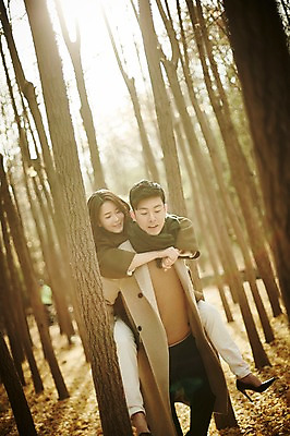 포토 JPG 주간 전신 나무 여자 남자 신혼부부 서기 웃음 상반신 20대 성인 야외 두명 앞모습 30대 다정 한국인 가을 숲 업기 성인만 국내포토 자연요소 식물 부부 계절 뷰포인트 컨셉 모션 표정 사람 동양인 청년 장년 신혼 파일형식 커플 인종 관계