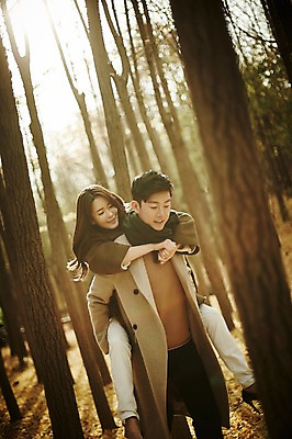 포토 JPG 주간 나무 여자 남자 신혼부부 서기 웃음 상반신 20대 성인 야외 두명 앞모습 30대 다정 한국인 가을 숲 업기 성인만 국내포토 자연요소 식물 부부 계절 뷰포인트 컨셉 모션 표정 사람 동양인 청년 장년 신혼 파일형식
