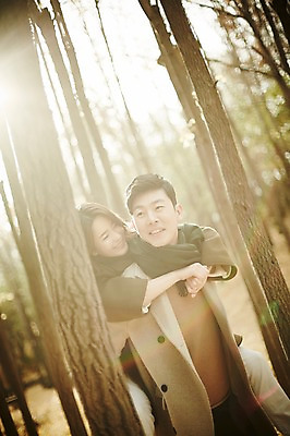 포토 JPG 주간 나무 여자 남자 신혼부부 서기 웃음 상반신 20대 성인 야외 두명 앞모습 30대 다정 한국인 가을 숲 업기 성인만 국내포토 자연요소 식물 부부 계절 뷰포인트 컨셉 모션 표정 사람 동양인 청년 장년 신혼 파일형식