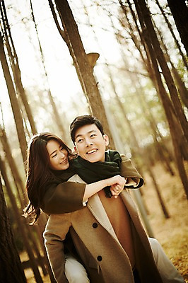 포토 JPG 주간 나무 여자 남자 신혼부부 서기 웃음 상반신 20대 성인 야외 두명 앞모습 30대 다정 한국인 가을 숲 업기 성인만 국내포토 자연요소 식물 부부 계절 뷰포인트 컨셉 모션 표정 사람 동양인 청년 장년 신혼 파일형식