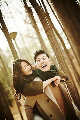 포토 JPG 주간 나무 여자 남자 신혼부부 서기 웃음 상반신 20대 성인 야외 두명 앞모습 30대 다정 한국인 가을 숲 업기 성인만 국내포토 자연요소 식물 부부 계절 뷰포인트 컨셉 모션 표정 사람 동양인 청년 장년 신혼 파일형식