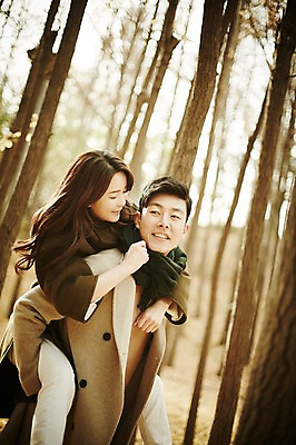 포토 JPG 주간 나무 여자 남자 신혼부부 서기 웃음 상반신 20대 성인 야외 두명 옆모습 30대 다정 한국인 가을 숲 업기 성인만 국내포토 자연요소 식물 부부 계절 뷰포인트 컨셉 모션 표정 사람 동양인 청년 장년 신혼 파일형식