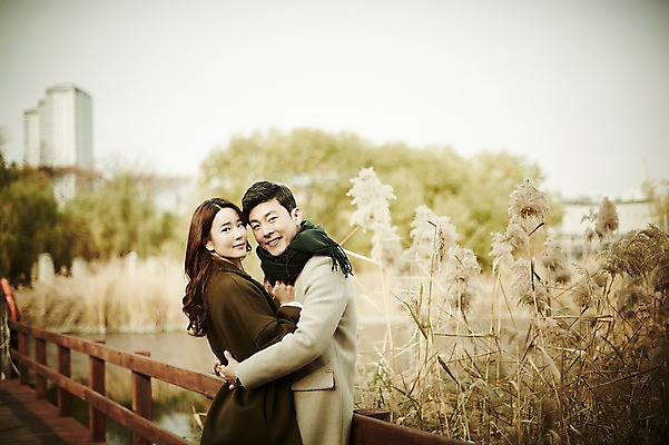 포토 JPG 주간 여자 남자 신혼부부 안기 갈대 웃음 상반신 20대 성인 야외 두명 옆모습 아웃포커스 30대 기댐 다정 한국인 가을 가교 성인만 국내포토 자연요소 식물 건축물 부부 계절 뷰포인트 컨셉 모션 촬영기법 표정 사람 동양인 청년 장년 신혼 파일형식