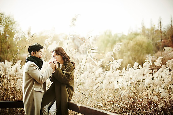 포토 JPG 주간 여자 남자 신혼부부 서기 웃음 앉기 상반신 20대 성인 야외 두명 옆모습 30대 손잡기 기댐 다정 한국인 가을 갈대숲 가교 성인만 국내포토 자연요소 건축물 부부 계절 뷰포인트 컨셉 모션 표정 사람 동양인 청년 장년 숲 신혼 파일형식 갈대_식물