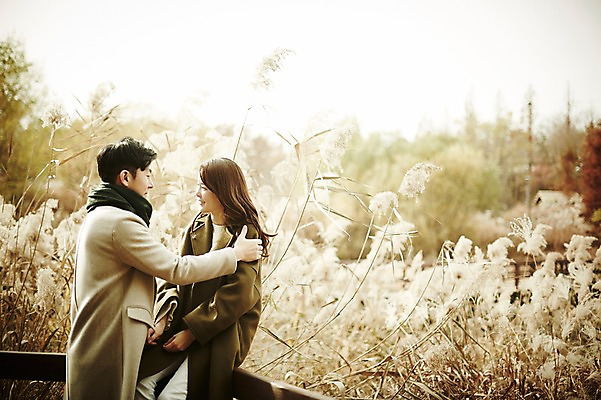 포토 JPG 주간 여자 남자 신혼부부 서기 웃음 앉기 상반신 20대 성인 야외 두명 옆모습 30대 마주보기 기댐 다정 한국인 가을 갈대숲 가교 성인만 국내포토 자연요소 건축물 부부 계절 뷰포인트 컨셉 모션 표정 사람 동양인 청년 장년 숲 신혼 파일형식 갈대_식물