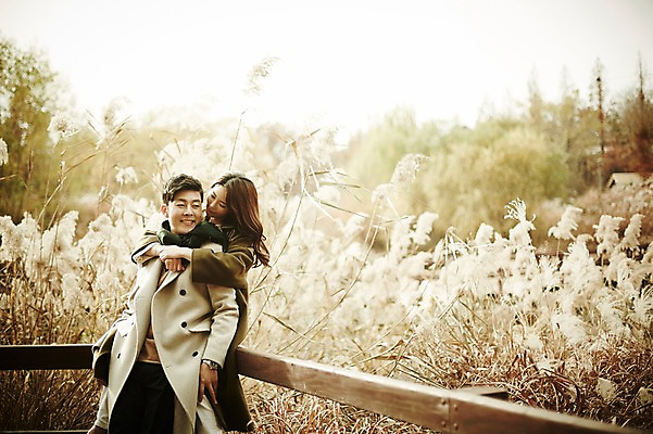 포토 JPG 주간 여자 남자 신혼부부 서기 웃음 앉기 상반신 20대 성인 야외 두명 앞모습 30대 기댐 다정 한국인 가을 백허그 갈대숲 가교 성인만 국내포토 자연요소 건축물 부부 계절 뷰포인트 컨셉 모션 포옹 표정 사람 동양인 청년 장년 숲 신혼 파일형식 갈대_식물