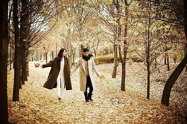 포토 JPG 주간 전신 공원 여자 남자 낙엽 신혼부부 웃음 20대 성인 야외 두명 앞모습 30대 걷기 손잡기 다정 산책 한국인 가을 성인만 국내포토 자연요소 부부 계절 공공시설 뷰포인트 컨셉 잎 모션 휴식 표정 사람 동양인 청년 장년 신혼 파일형식