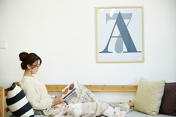 포토 JPG 전신 여자 실내 한명 앉기 20대 성인 옆모습 책 소파 독서 한국인 성인여자한명만 국내포토 1 뷰포인트 의자 모션 사람 동양인 청년 내부 여자한명만 성인여자만 파일형식