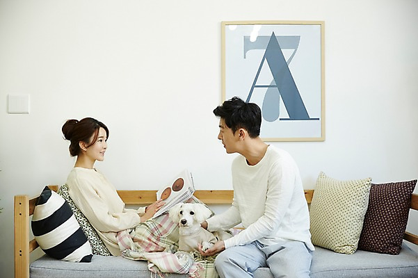 포토 JPG 한마리 여자 남자 신혼부부 실내 웃음 상반신 20대 성인 두명 옆모습 책 30대 소파 독서 마주보기 다정 한국인 강아지 반려 신혼생활 성인만 딩펫족 펫팸족 국내포토 1 라이프스타일 부부 뷰포인트 컨셉 의자 모션 표정 사람 동양인 청년 내부 장년 반려동물 개 신혼 신조어 파일형식