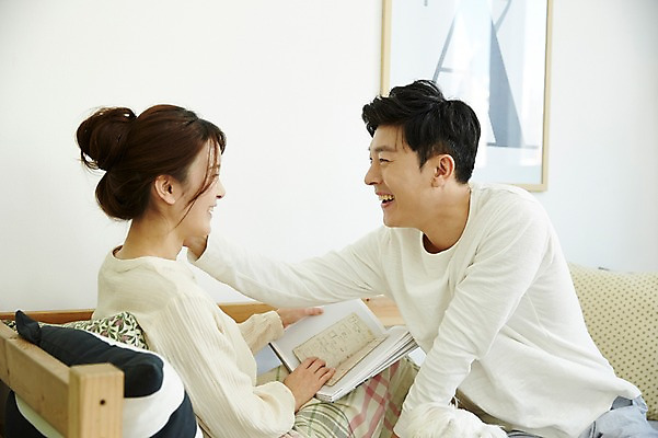 포토 JPG 여자 남자 신혼부부 실내 웃음 앉기 상반신 20대 성인 두명 옆모습 책 30대 소파 독서 마주보기 다정 한국인 신혼생활 성인만 국내포토 부부 뷰포인트 컨셉 의자 모션 표정 사람 동양인 청년 내부 장년 신혼 파일형식