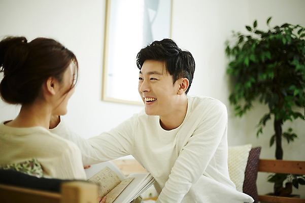 포토 JPG 여자 남자 신혼부부 실내 웃음 앉기 상반신 20대 성인 두명 앞모습 뒷모습 책 30대 소파 독서 마주보기 다정 한국인 신혼생활 성인만 국내포토 부부 뷰포인트 컨셉 의자 모션 표정 사람 동양인 청년 내부 장년 신혼 파일형식