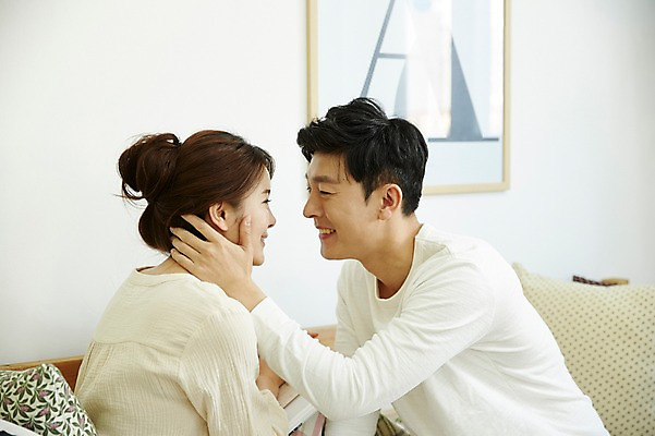 포토 JPG 여자 남자 신혼부부 실내 웃음 앉기 상반신 20대 성인 두명 옆모습 30대 소파 마주보기 다정 한국인 신혼생활 성인만 국내포토 부부 뷰포인트 컨셉 의자 모션 표정 사람 동양인 청년 내부 장년 신혼 파일형식