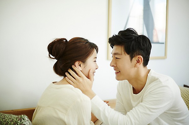 포토 JPG 여자 남자 신혼부부 실내 웃음 앉기 상반신 20대 성인 두명 옆모습 30대 소파 마주보기 다정 한국인 신혼생활 성인만 국내포토 부부 뷰포인트 컨셉 의자 모션 표정 사람 동양인 청년 내부 장년 신혼 파일형식