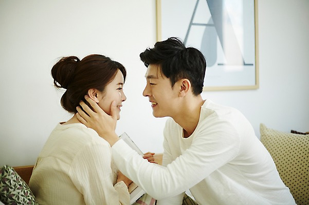 포토 JPG 여자 남자 신혼부부 실내 웃음 앉기 상반신 20대 성인 두명 옆모습 30대 소파 마주보기 다정 한국인 신혼생활 성인만 국내포토 부부 뷰포인트 컨셉 의자 모션 표정 사람 동양인 청년 내부 장년 신혼 파일형식