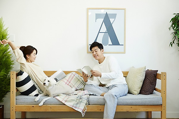 포토 JPG 전신 한마리 여자 남자 신혼부부 휴식 실내 웃음 앉기 상반신 20대 성인 두명 옆모습 책 30대 소파 독서 다정 한국인 강아지 반려 신혼생활 성인만 딩펫족 펫팸족 국내포토 1 라이프스타일 부부 뷰포인트 컨셉 의자 모션 표정 사람 동양인 청년 내부 장년 반려동물 개 신혼 신조어 파일형식