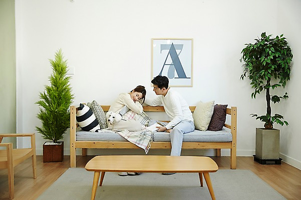 포토 JPG 한마리 여자 남자 신혼부부 탁자 실내 웃음 상반신 20대 성인 두명 옆모습 30대 소파 다정 한국인 강아지 반려 신혼생활 성인만 딩펫족 펫팸족 국내포토 1 라이프스타일 부부 뷰포인트 가구 컨셉 의자 표정 사람 동양인 청년 내부 장년 반려동물 개 신혼 신조어 파일형식