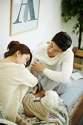 포토 JPG 한마리 여자 남자 신혼부부 실내 웃음 앉기 상반신 20대 성인 두명 앞모습 뒷모습 30대 소파 다정 한국인 잠 강아지 웅크림 반려 신혼생활 성인만 딩펫족 펫팸족 국내포토 1 라이프스타일 부부 뷰포인트 컨셉 의자 모션 표정 사람 동양인 청년 내부 장년 반려동물 개 신혼 신조어 파일형식