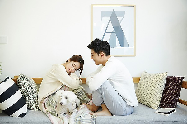 포토 JPG 전신 한마리 여자 남자 신혼부부 실내 웃음 앉기 상반신 20대 성인 두명 옆모습 30대 소파 다정 한국인 강아지 반려 신혼생활 성인만 딩펫족 펫팸족 국내포토 1 라이프스타일 부부 뷰포인트 컨셉 의자 모션 표정 사람 동양인 청년 내부 장년 반려동물 개 신혼 신조어 파일형식