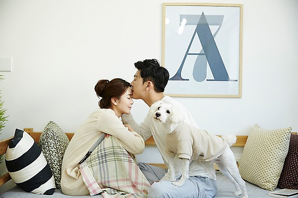 포토 JPG 한마리 여자 남자 신혼부부 키스 실내 웃음 앉기 상반신 20대 성인 두명 옆모습 30대 소파 다정 한국인 강아지 반려 신혼생활 이마 성인만 딩펫족 펫팸족 국내포토 1 라이프스타일 부부 뷰포인트 컨셉 의자 모션 표정 사람 동양인 청년 내부 장년 반려동물 개 애정표현 신혼 신조어 파일형식