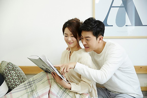 포토 JPG 여자 남자 신혼부부 실내 웃음 앉기 상반신 20대 성인 두명 옆모습 책 30대 소파 독서 다정 한국인 가리킴 신혼생활 성인만 국내포토 부부 뷰포인트 컨셉 의자 모션 표정 사람 동양인 손짓 청년 내부 장년 신혼 파일형식 커플 가구 인종 생활용품 관계 오브젝트
