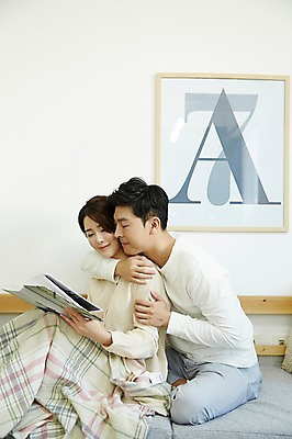 포토 JPG 여자 남자 신혼부부 실내 웃음 앉기 상반신 20대 성인 두명 옆모습 책 30대 소파 독서 다정 한국인 백허그 신혼생활 성인만 국내포토 부부 뷰포인트 컨셉 의자 모션 포옹 표정 사람 동양인 청년 내부 장년 신혼 파일형식