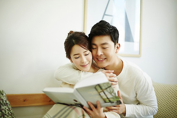 포토 JPG 여자 남자 신혼부부 실내 웃음 앉기 상반신 20대 성인 두명 앞모습 책 30대 소파 독서 다정 한국인 백허그 신혼생활 성인만 국내포토 부부 뷰포인트 컨셉 의자 모션 포옹 표정 사람 동양인 청년 내부 장년 신혼 파일형식