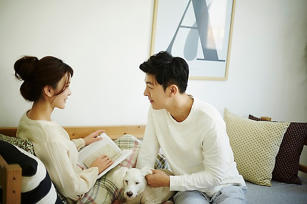 포토 JPG 한마리 여자 남자 신혼부부 실내 웃음 앉기 상반신 20대 성인 두명 옆모습 30대 소파 마주보기 다정 한국인 강아지 반려 신혼생활 성인만 딩펫족 펫팸족 국내포토 1 라이프스타일 부부 뷰포인트 컨셉 의자 모션 표정 사람 동양인 청년 내부 장년 반려동물 개 신혼 신조어 파일형식
