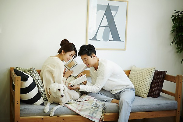 포토 JPG 전신 한마리 여자 남자 신혼부부 실내 웃음 상반신 20대 성인 두명 옆모습 책 30대 소파 독서 다정 한국인 강아지 반려 신혼생활 성인만 딩펫족 펫팸족 국내포토 1 라이프스타일 부부 뷰포인트 컨셉 의자 표정 사람 동양인 청년 내부 장년 반려동물 개 신혼 신조어 파일형식