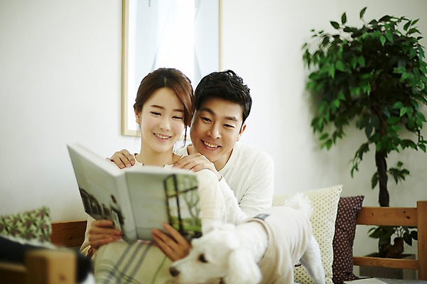 포토 JPG 한마리 여자 남자 신혼부부 실내 들기 앉기 상반신 20대 성인 두명 앞모습 책 30대 소파 독서 기댐 다정 한국인 강아지 반려 신혼생활 성인만 딩펫족 펫팸족 국내포토 1 라이프스타일 부부 뷰포인트 컨셉 의자 모션 사람 동양인 청년 내부 장년 반려동물 개 신혼 신조어 파일형식