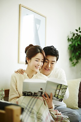 포토 JPG 여자 남자 신혼부부 조명 실내 웃음 들기 앉기 상반신 20대 성인 두명 앞모습 옆모습 책 30대 소파 독서 다정 한국인 신혼생활 성인만 국내포토 부부 뷰포인트 컨셉 의자 모션 표정 사람 동양인 청년 내부 장년 신혼 파일형식