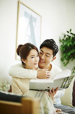 포토 JPG 여자 남자 신혼부부 조명 실내 웃음 앉기 상반신 20대 성인 두명 앞모습 옆모습 책 30대 소파 독서 다정 한국인 백허그 신혼생활 성인만 국내포토 부부 뷰포인트 컨셉 의자 모션 포옹 표정 사람 동양인 청년 내부 장년 신혼 파일형식