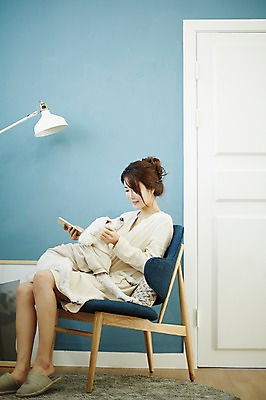 포토 JPG 전신 한마리 여자 의자 안기 실내 한명 웃음 앉기 20대 성인 옆모습 한국인 강아지 반려 성인여자한명만 딩펫족 펫팸족 국내포토 1 라이프스타일 뷰포인트 가구 모션 표정 사람 동양인 청년 내부 반려동물 개 신조어 여자한명만 성인여자만 파일형식