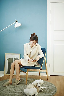 포토 JPG 전신 한마리 여자 의자 실내 한명 웃음 앉기 20대 성인 옆모습 사진촬영 한국인 강아지 반려 성인여자한명만 딩펫족 펫팸족 국내포토 1 라이프스타일 뷰포인트 가구 모션 표정 사람 동양인 청년 내부 반려동물 촬영 개 신조어 여자한명만 성인여자만 파일형식