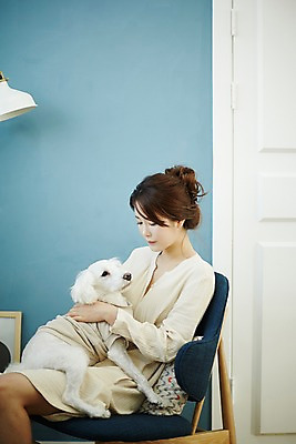 포토 JPG 한마리 여자 의자 안기 실내 한명 웃음 앉기 상반신 20대 성인 옆모습 한국인 강아지 반려 성인여자한명만 딩펫족 펫팸족 국내포토 1 라이프스타일 뷰포인트 가구 모션 표정 사람 동양인 청년 내부 반려동물 개 신조어 여자한명만 성인여자만 파일형식