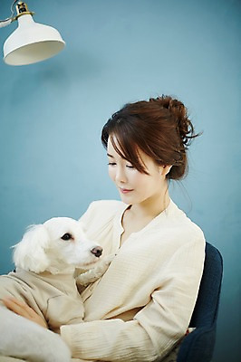 포토 JPG 한마리 여자 의자 안기 실내 한명 웃음 앉기 상반신 20대 성인 옆모습 한국인 강아지 반려 성인여자한명만 딩펫족 펫팸족 국내포토 1 라이프스타일 뷰포인트 가구 모션 표정 사람 동양인 청년 내부 반려동물 개 신조어 여자한명만 성인여자만 파일형식